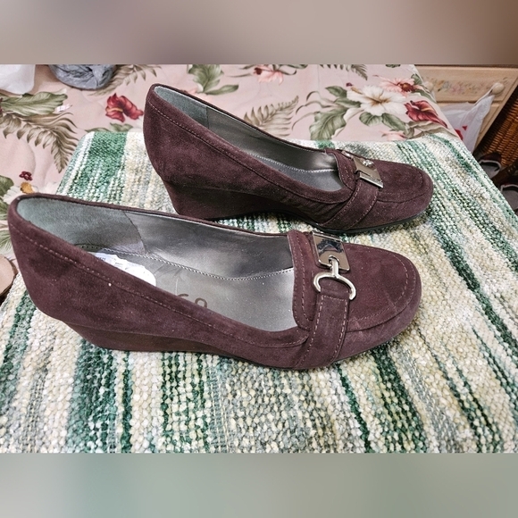 #314 UNISA- Brown Suede Wedged Heeled. SIZE: 8 M - Picture 7 of 7